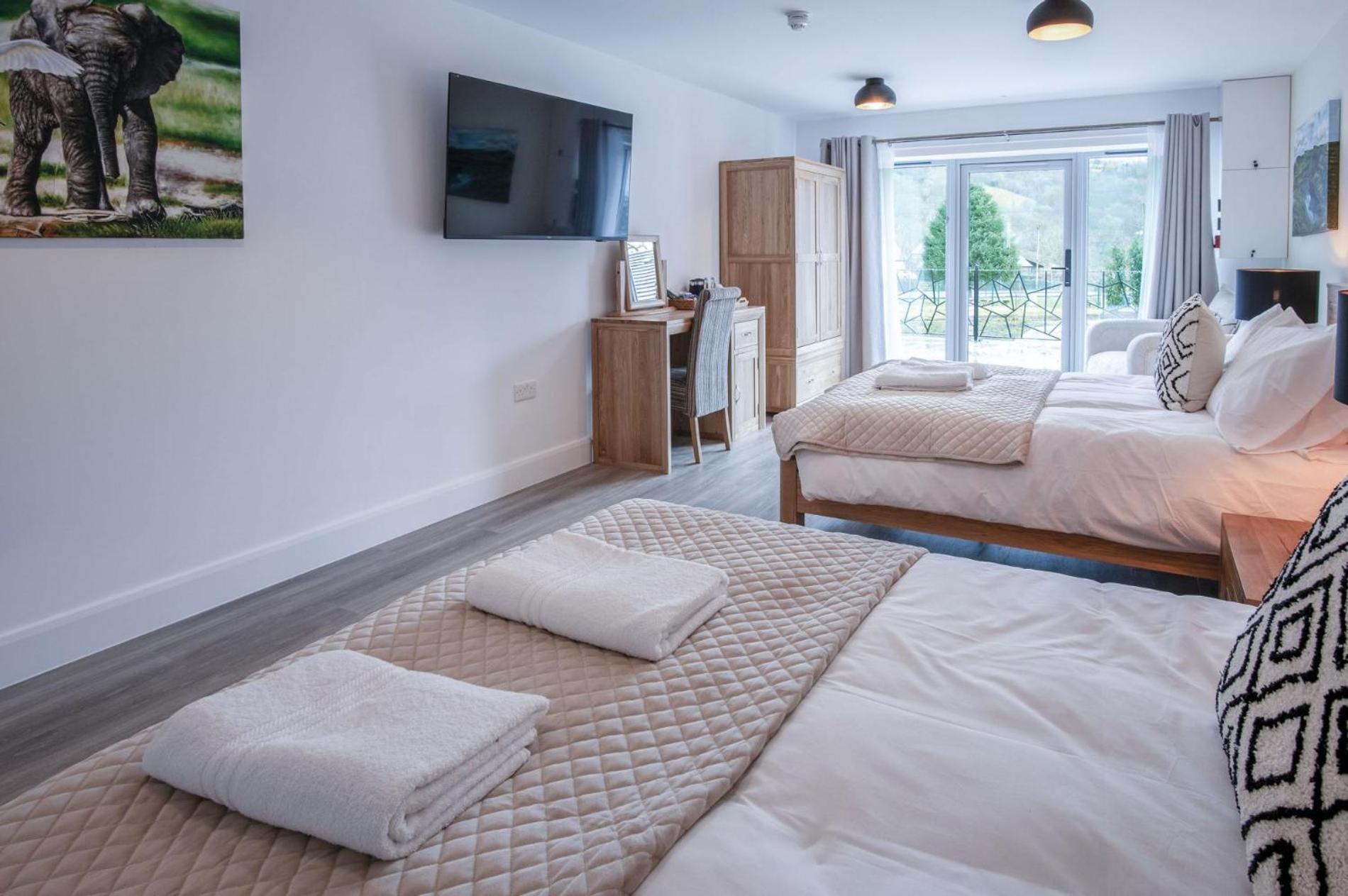 Suite 3 - Sleeping Giant Hotel - Pen Y Cae Inn ブレコン エクステリア 写真